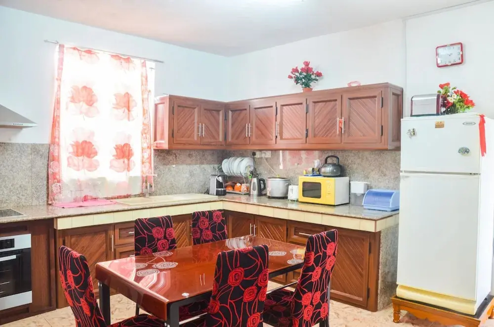 Charming 2-bed House in Chemin Grenier