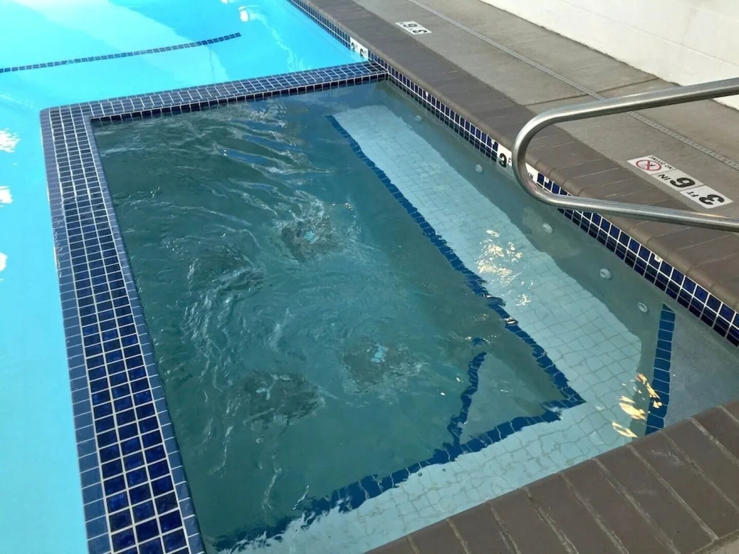 31sw - Fireplace - Wifi - Washer/dryer - Sleeps 4 2 Bedroom Home by RedAwning