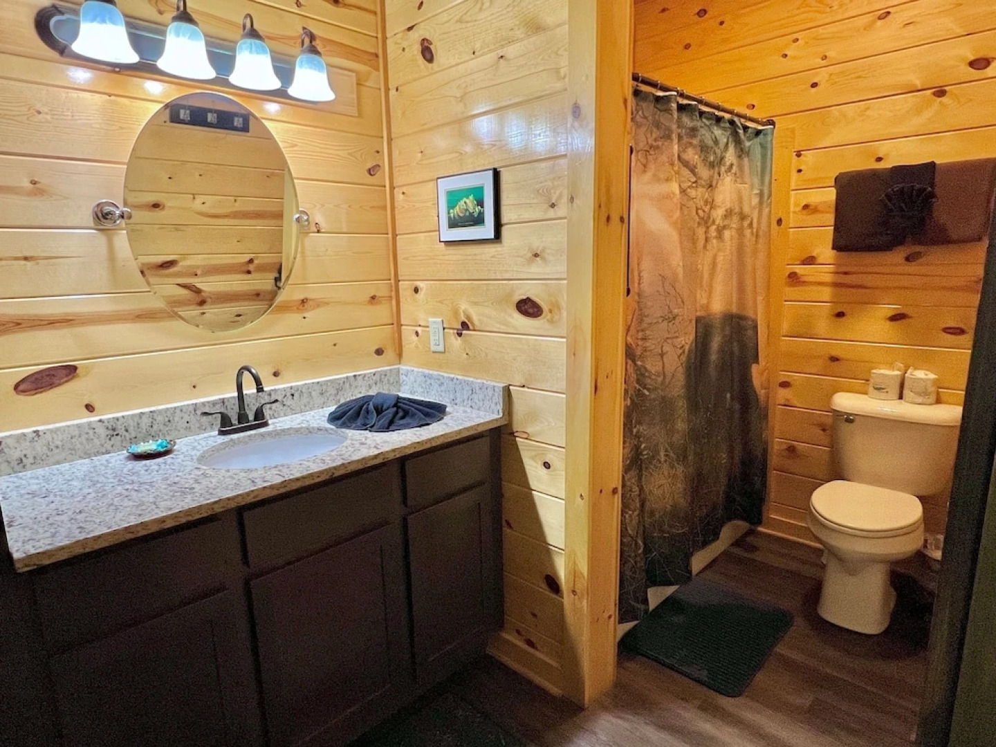 South Side Serenity 2 Bedroom Cabin by RedAwning