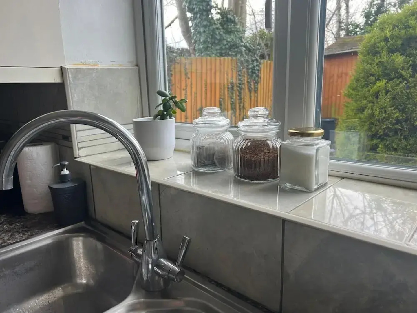 4-bed Barnwell Retreat- Sleeps 9, Garden & Parking