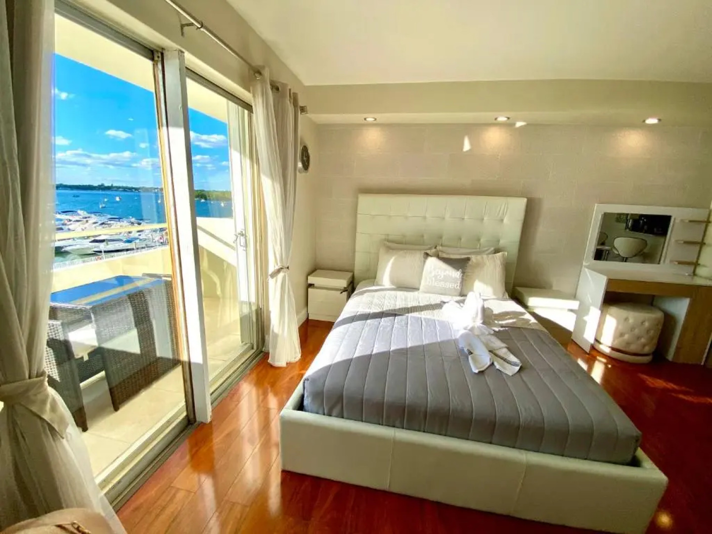 Modern waterfront apartment with pool and free parking 5 mins drive to Miami Beach