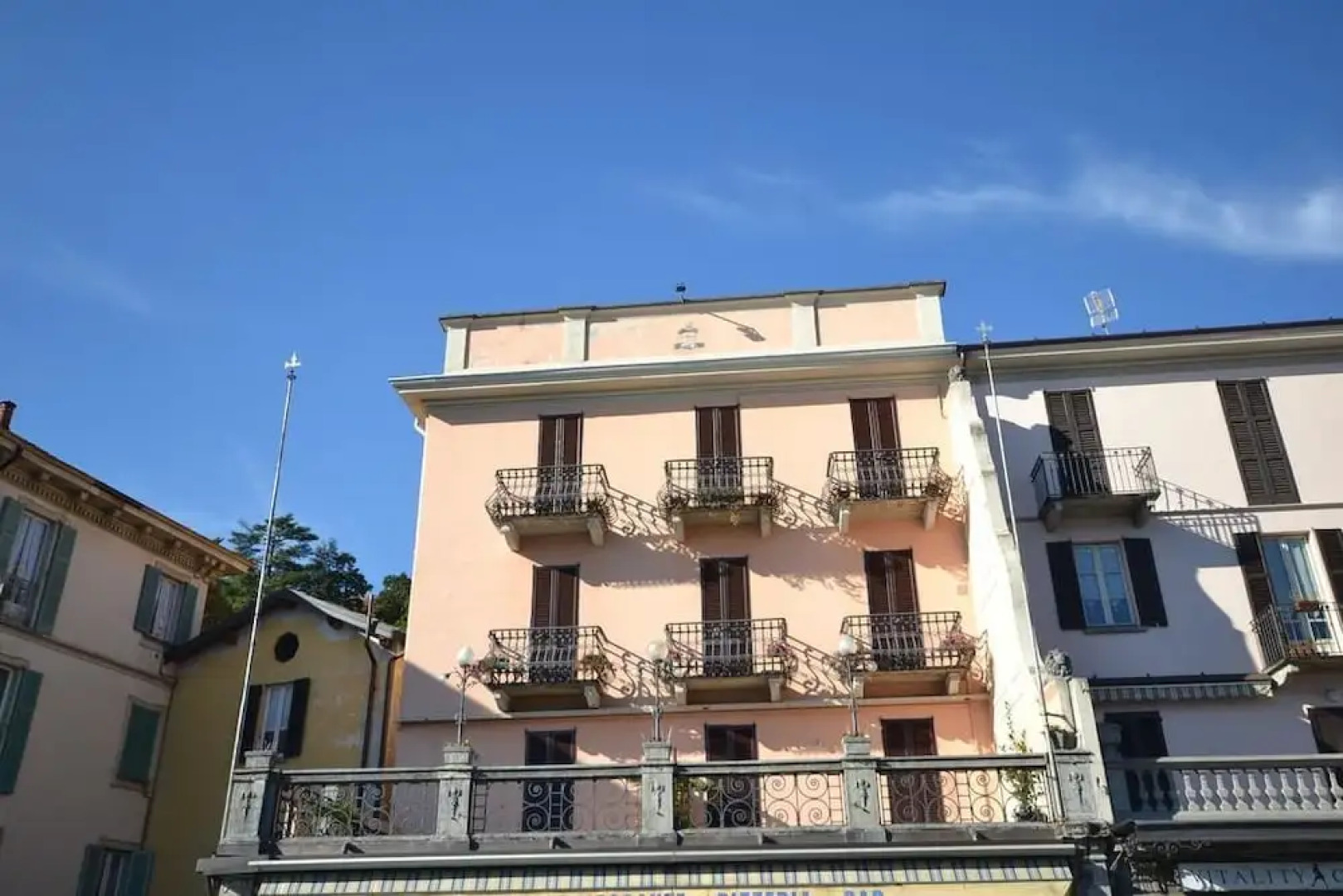 Rodrigo Lakeside Apartments