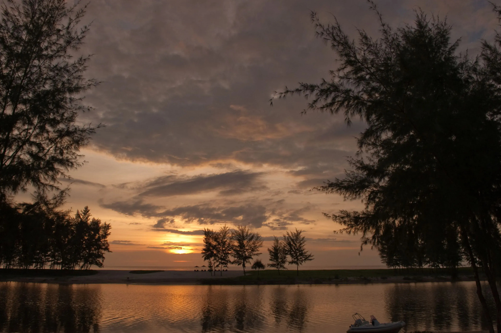 Wanakarn Beach Resort & Spa