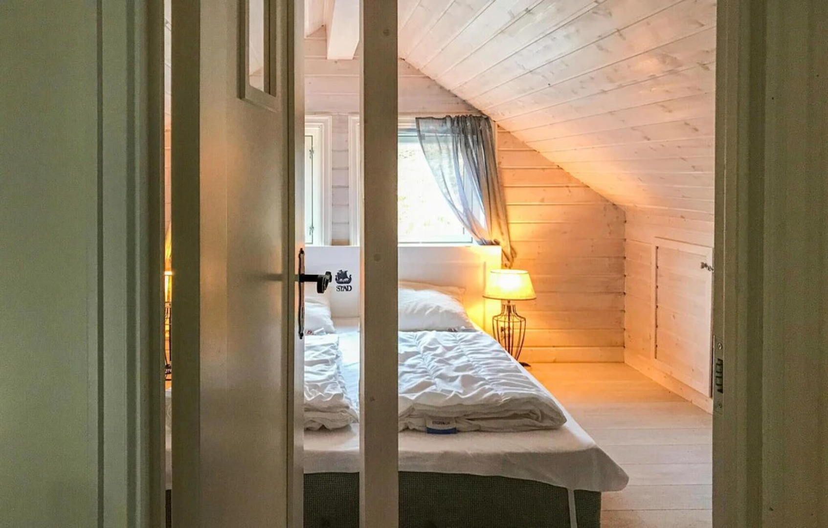 Stunning Home in Stadlandet With 4 Bedrooms and Jacuzzi