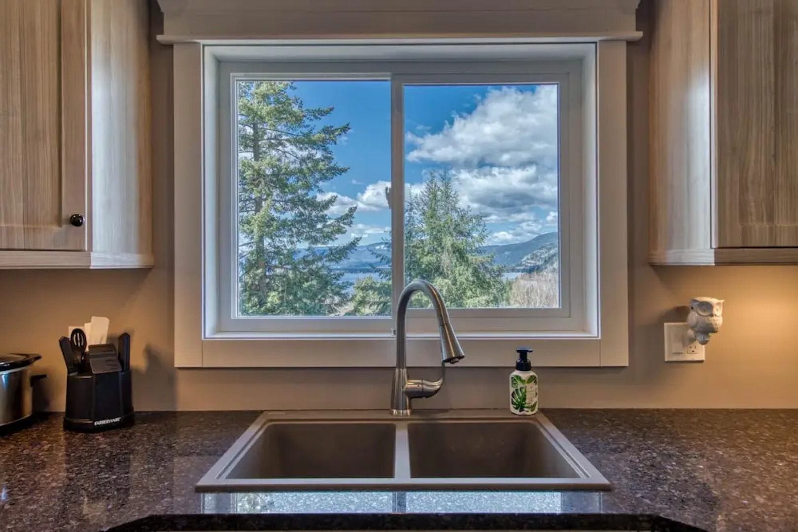 Semi-lakefront Luxury Blind Bay - Spring Specials! 2 Bedroom Cottage by RedAwning