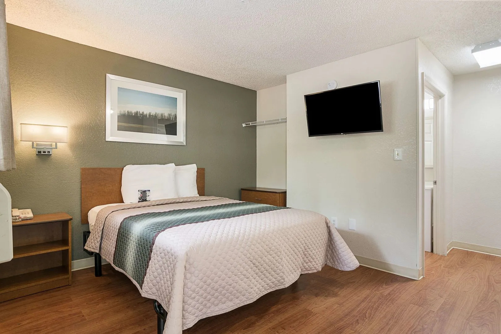 HomeTowne Studios by Red Roof Orlando - Casselberry