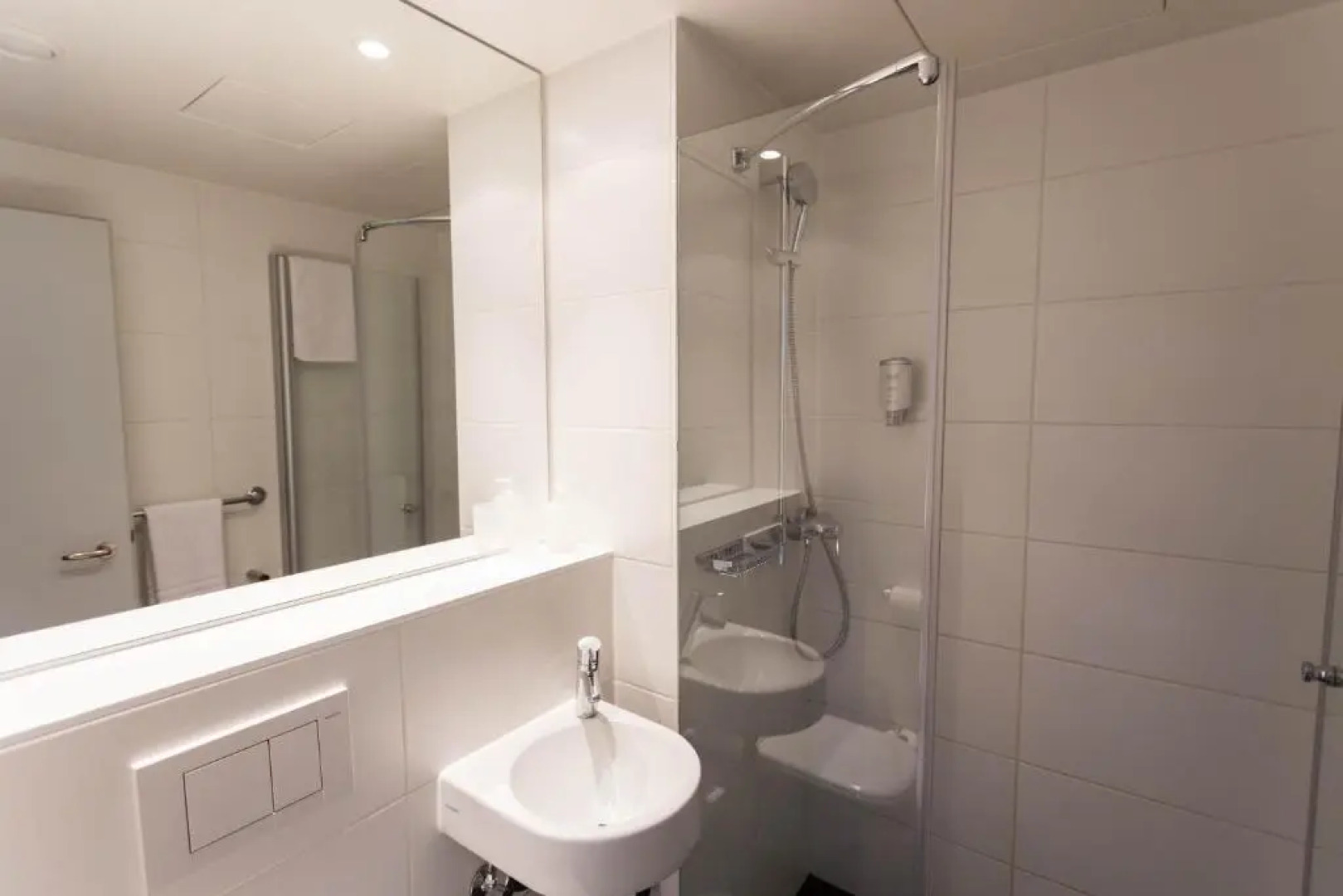 Hotel Marta - 1950’s architecture in Zurich’s vibrant old town, near main station