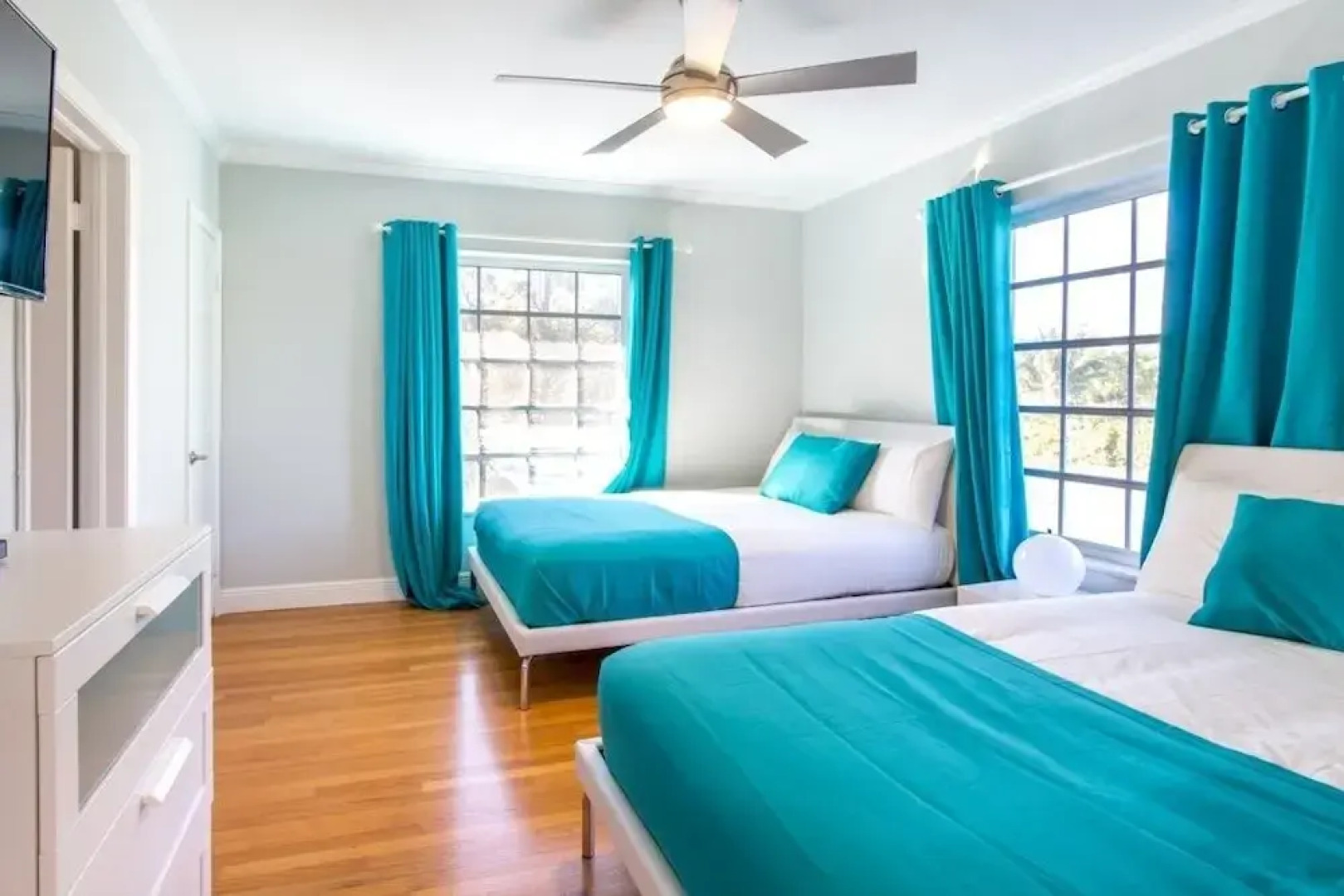 Chateau Hollywood Luxury Home W Private Pool - Sleeps 10 7 Bedroom Villa by Redawning