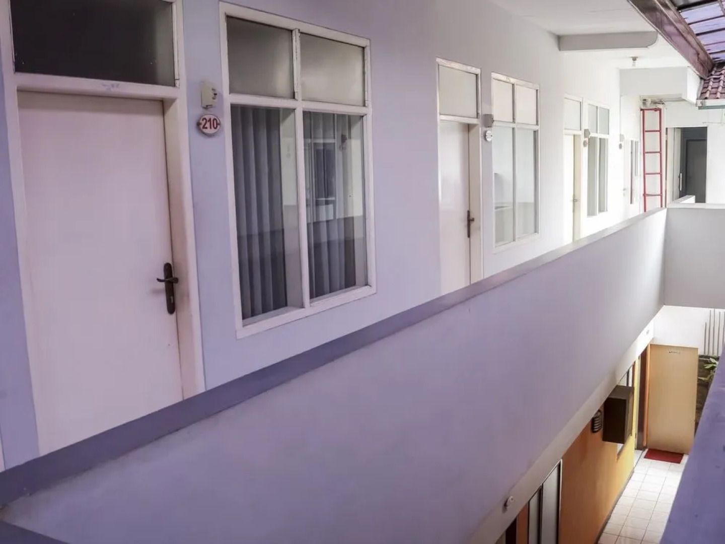 Ten House Guest & Resto by RedDoorz