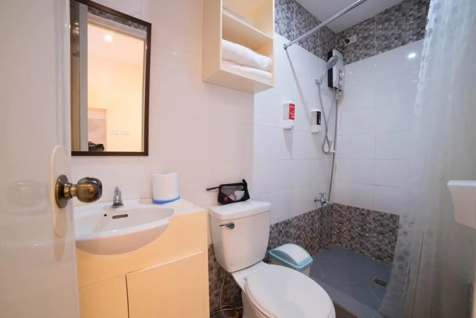 RedDoorz Plus @ Ruby Las Pinas Weekly Stay