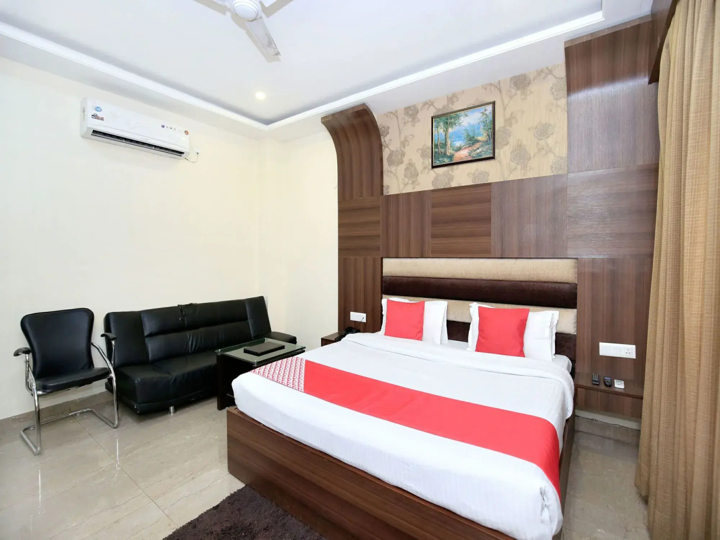 OYO 5710 The Majestic Crown Hotel