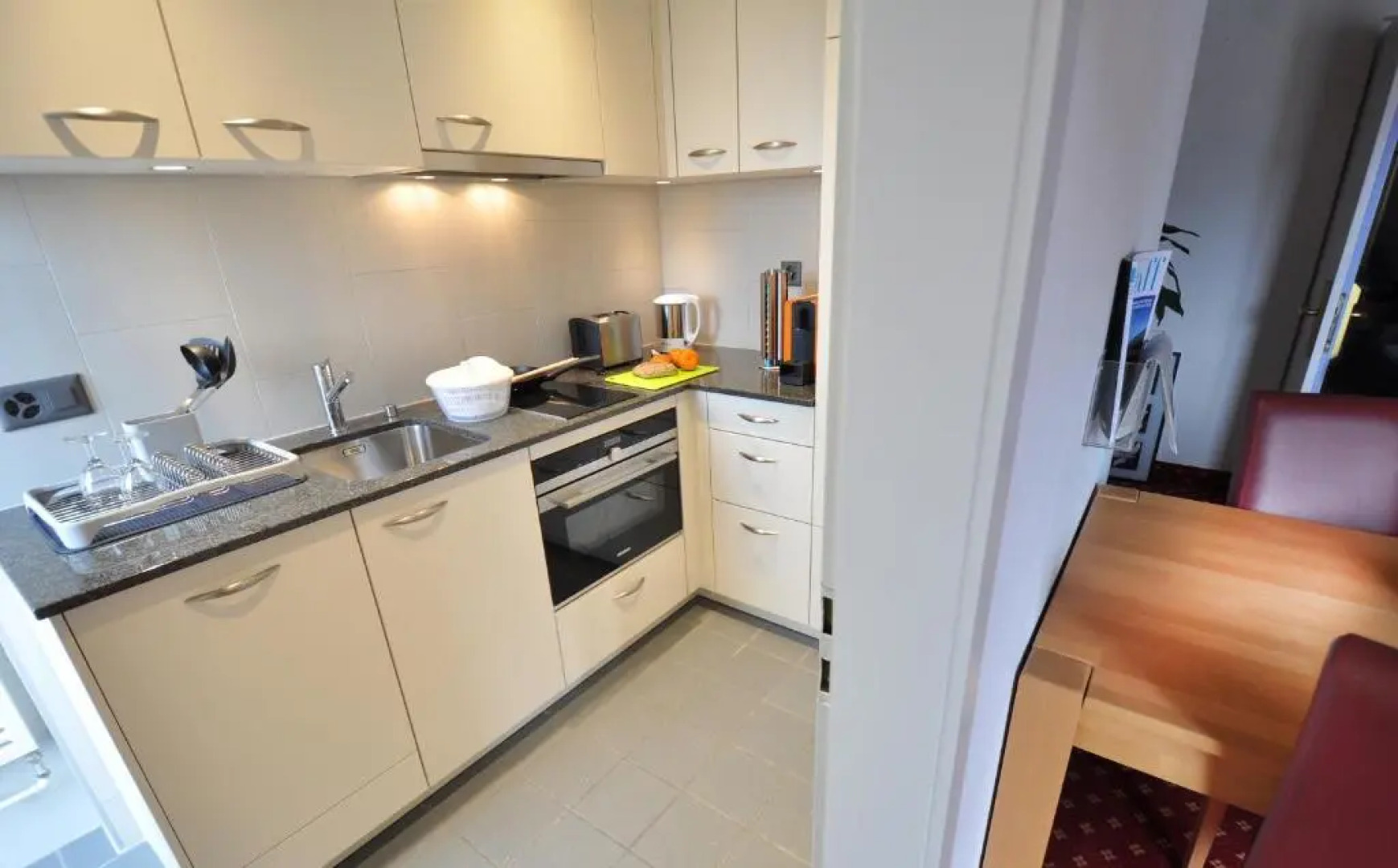 HOP Apartments & Suites