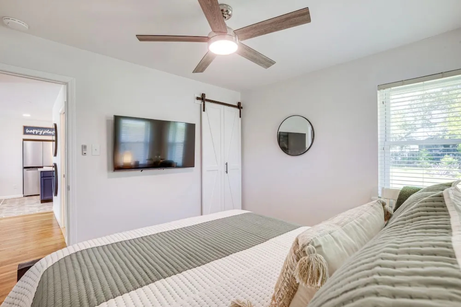 Pet-friendly Tomball Cottage: Steps to Downtown!