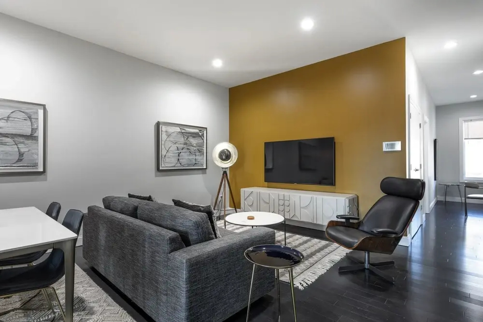 Large Stylish 3BR Loft on Cobblestone Ln Near NYC