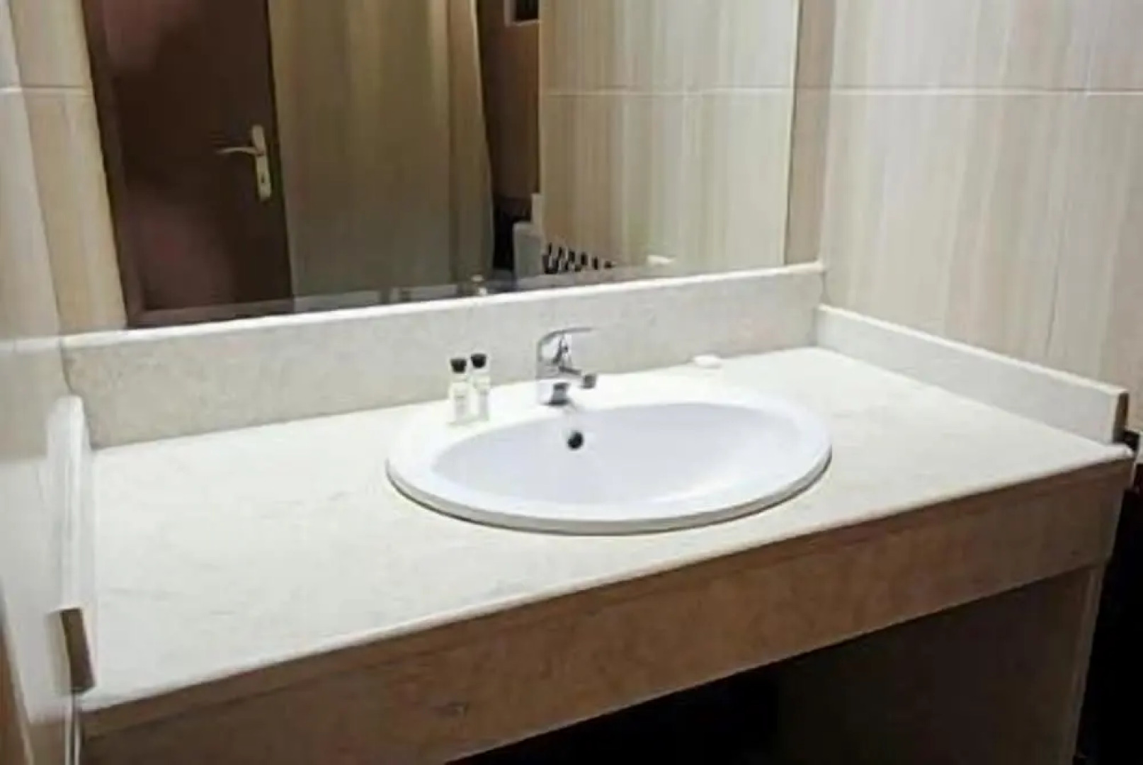 Leonidas Hotel And Apartments