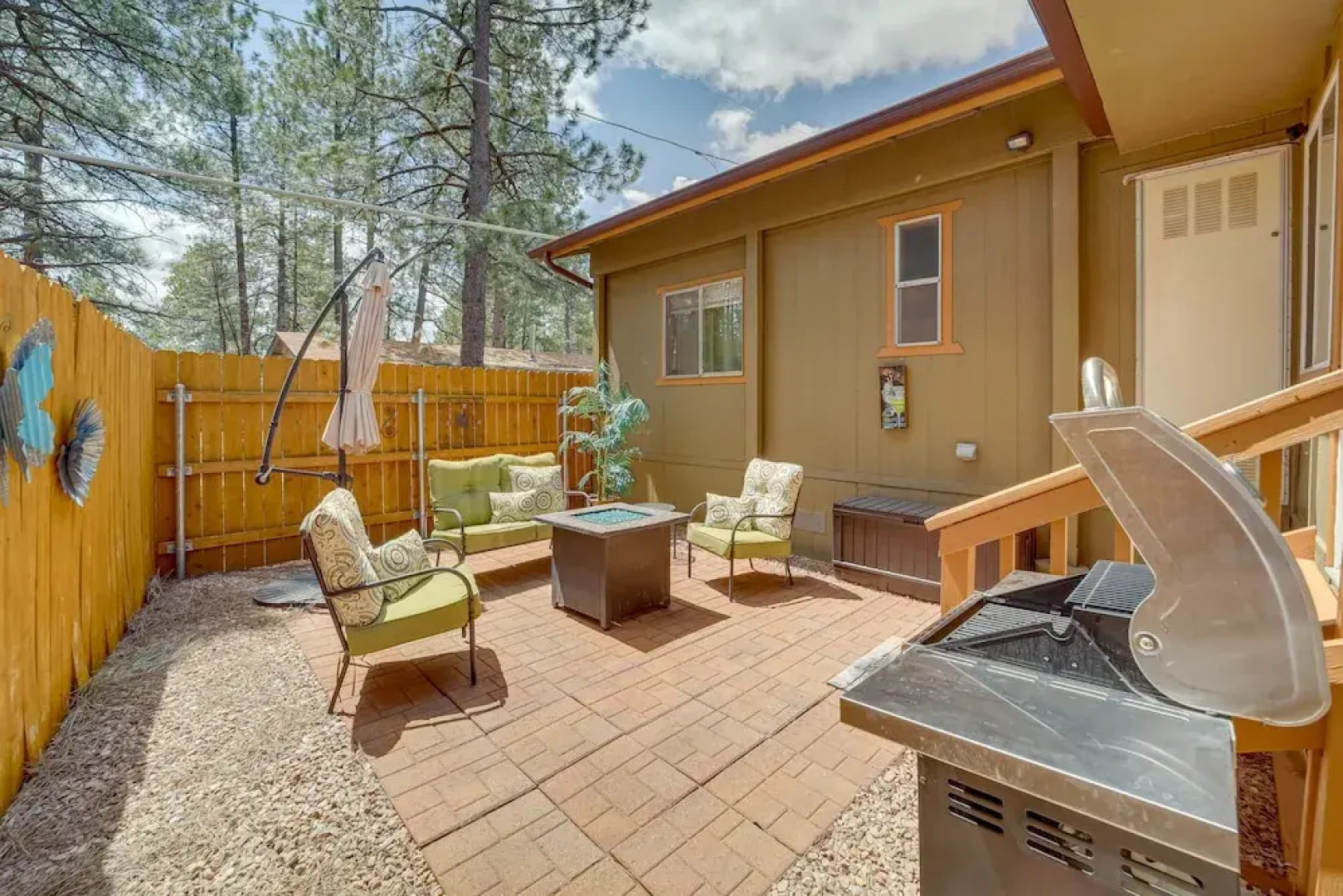 Patio & Grill: Cozy Cabin in Munds Park!