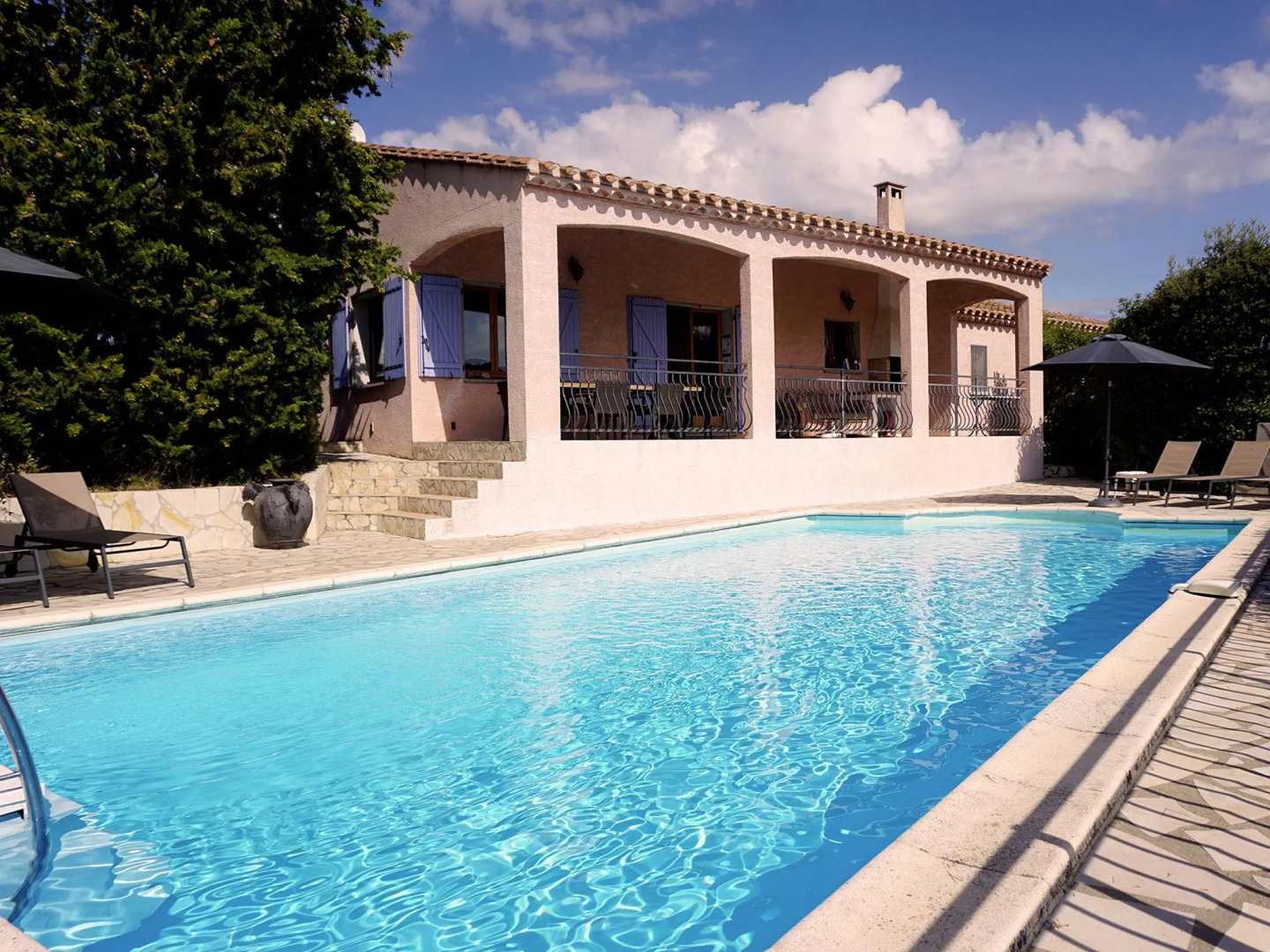 Villa with 3 suites, swimming pool, phenomenal view, walking distance restaurant