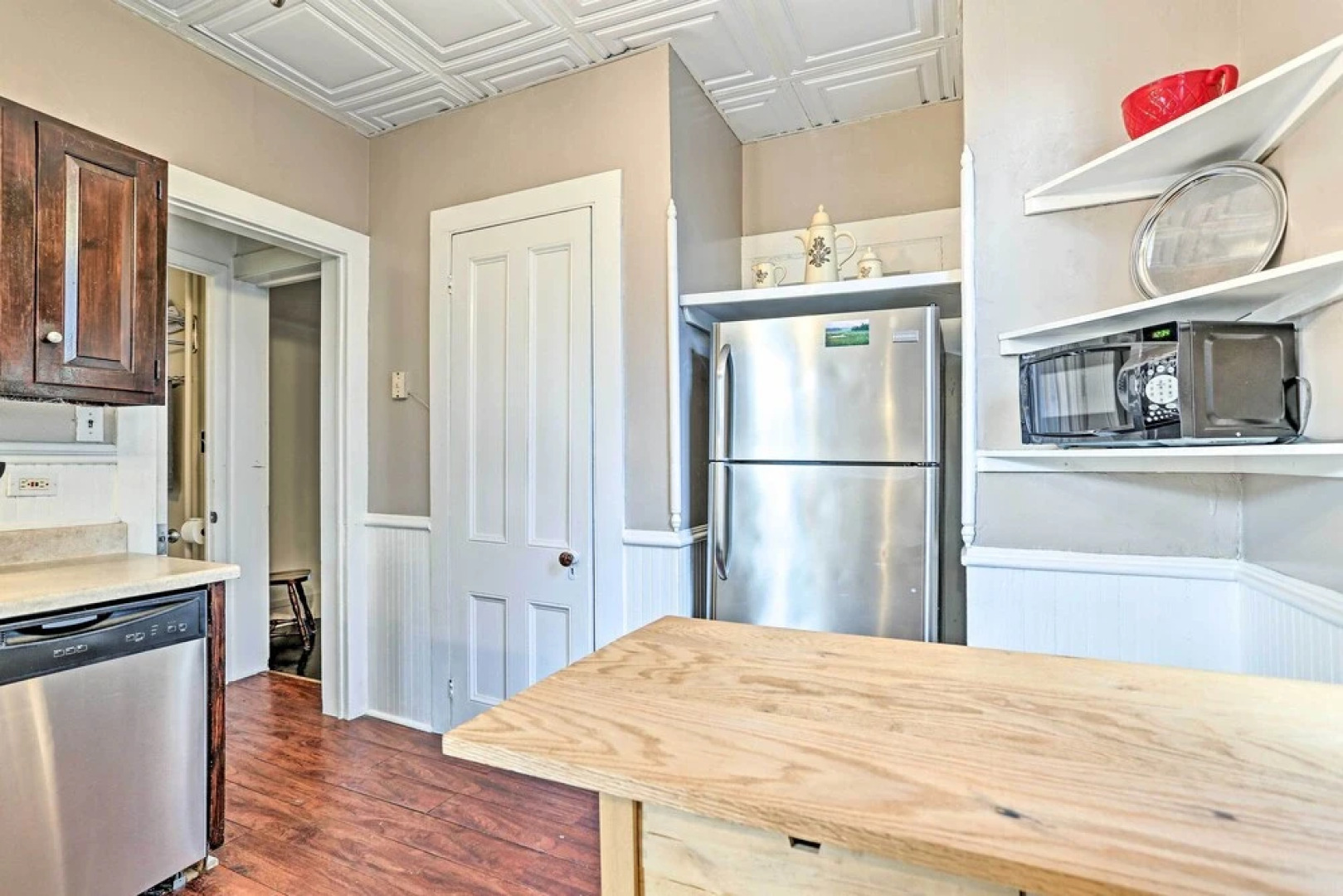 Centrally Located Apt in Victorian Mansion!