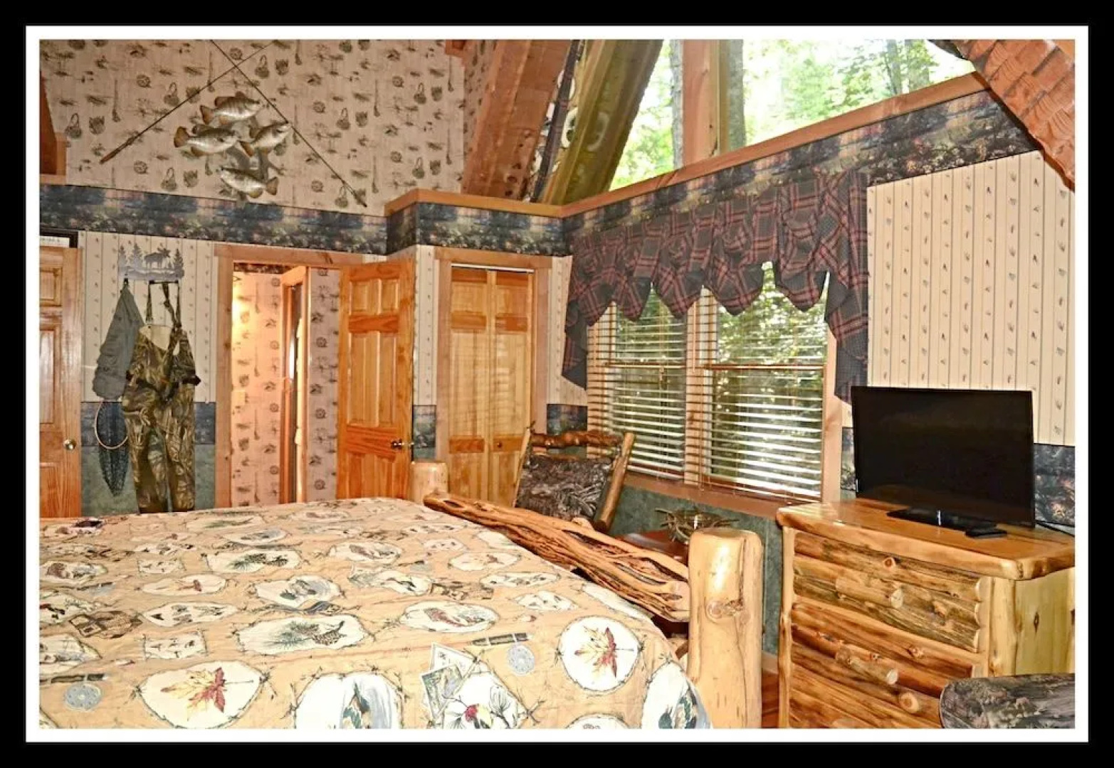 Streamsong Secluded Creek View Cabin with Hot Tub and Pool Table by RedAwning