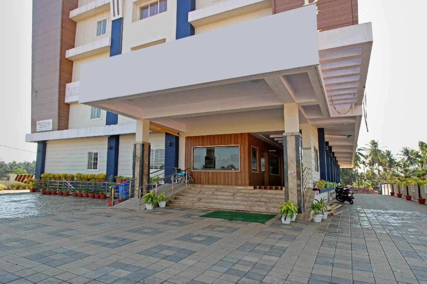 Hotel Ambika International Byndoor