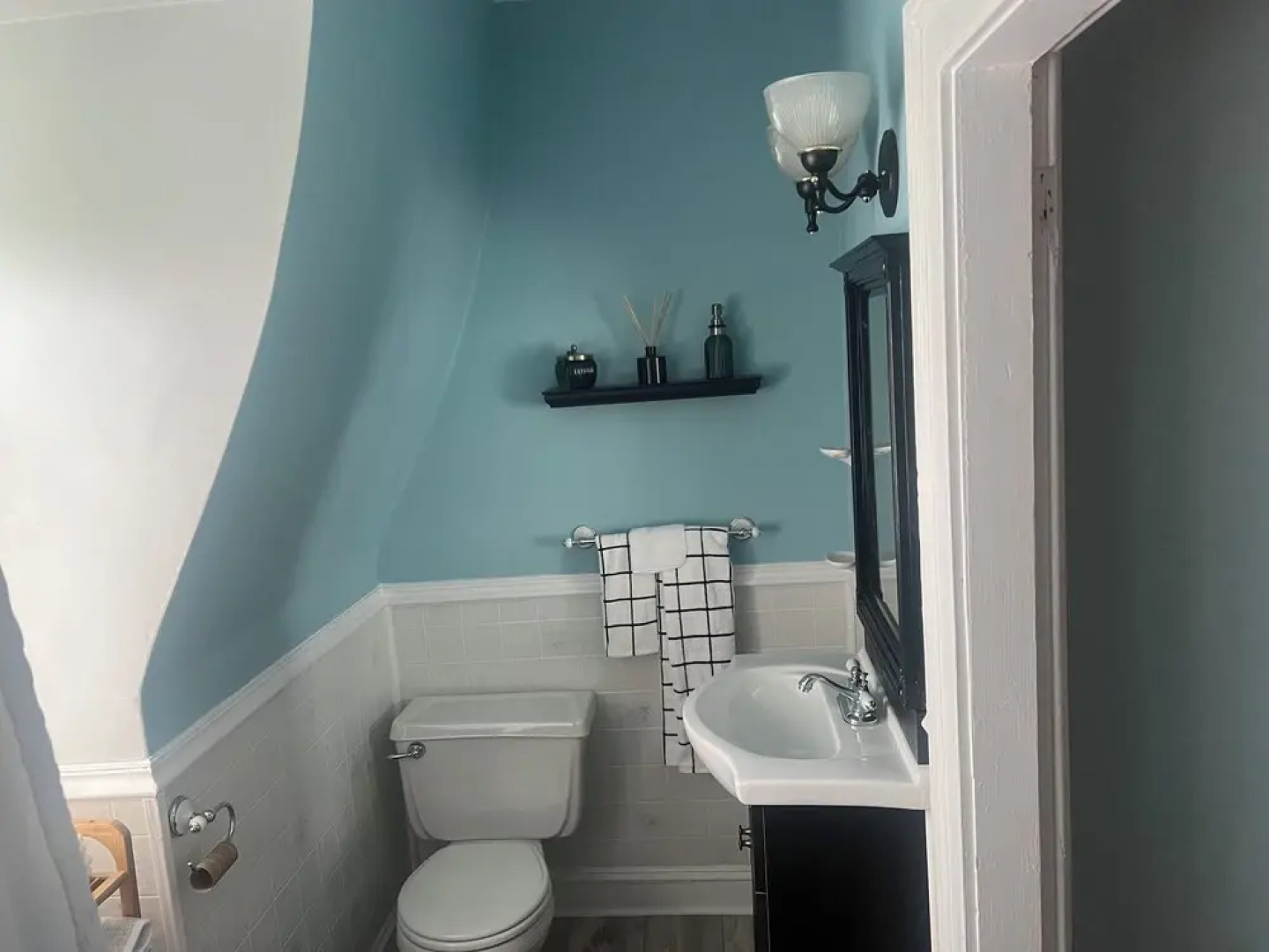 2Br Private Victorian Apartment in City Location on Half Acre Sleeps 5