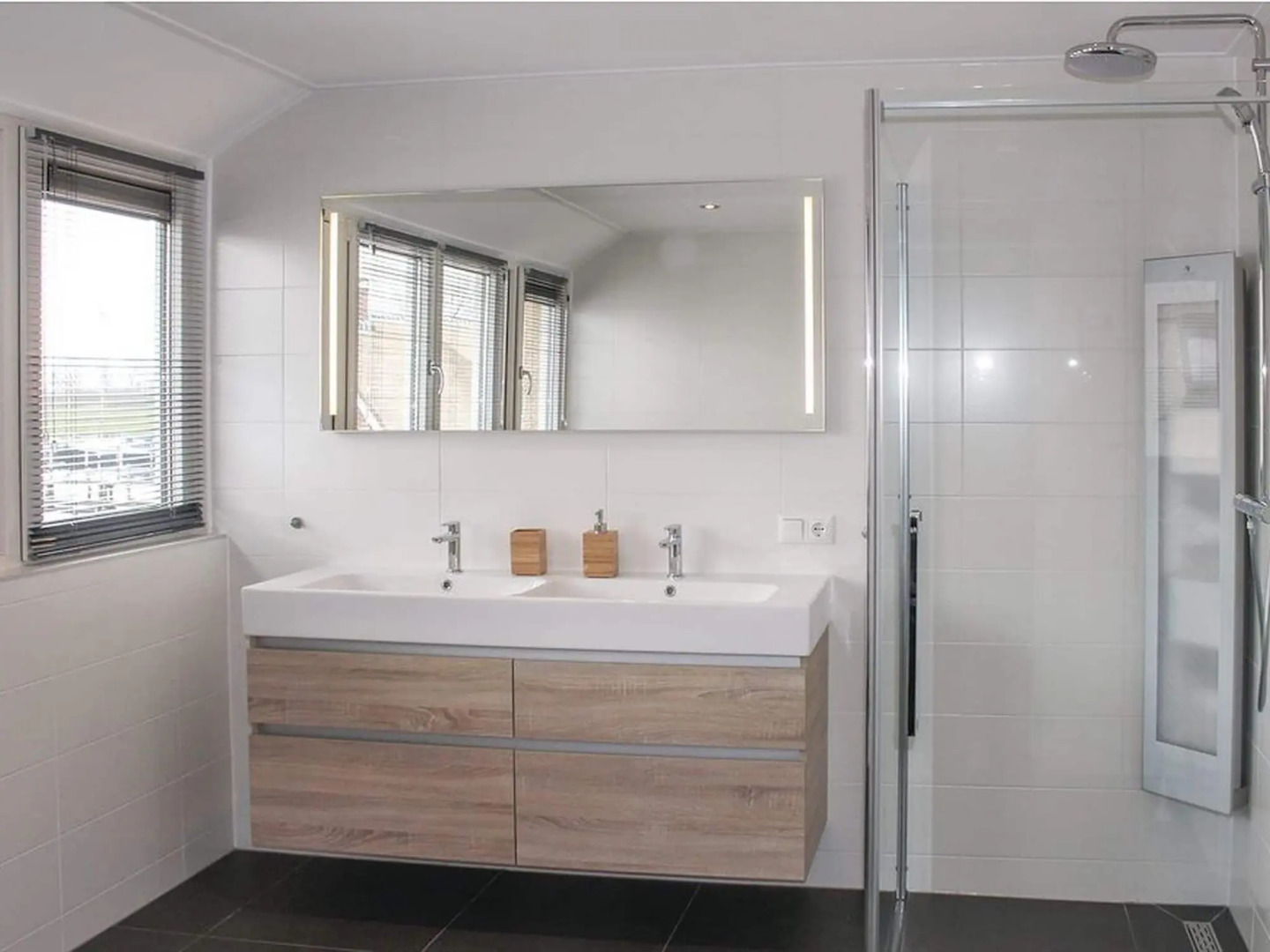 Atmospheric villa with sauna, in a holiday park on the water in Friesland