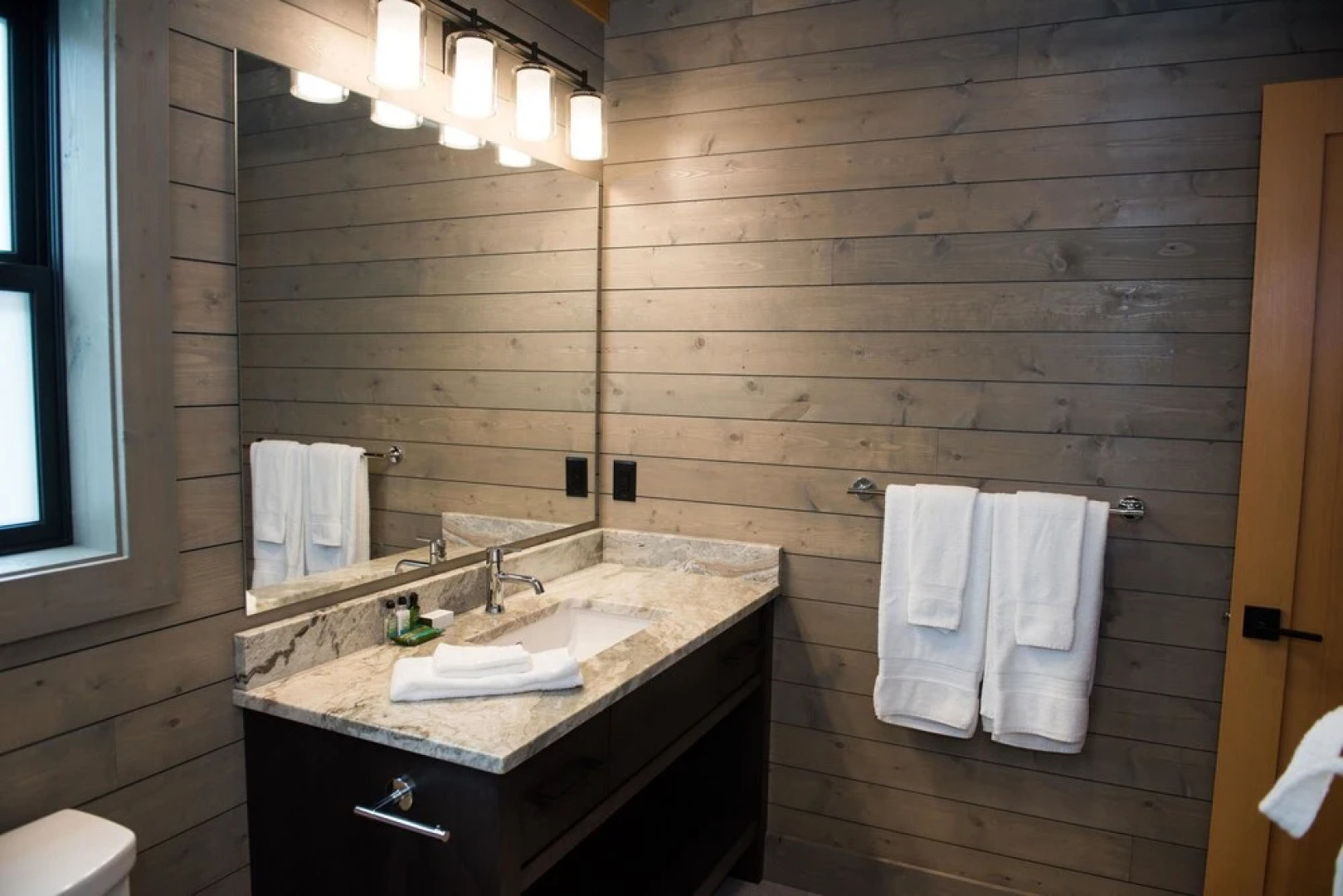 Rowena's Inn On The River