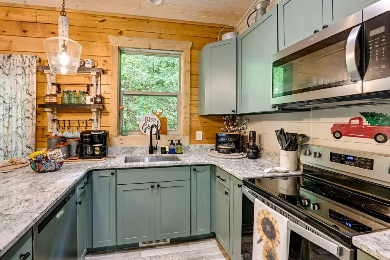 Cullowhee Cabin w/ Hot Tub, 3 Mi to Lake Glenville