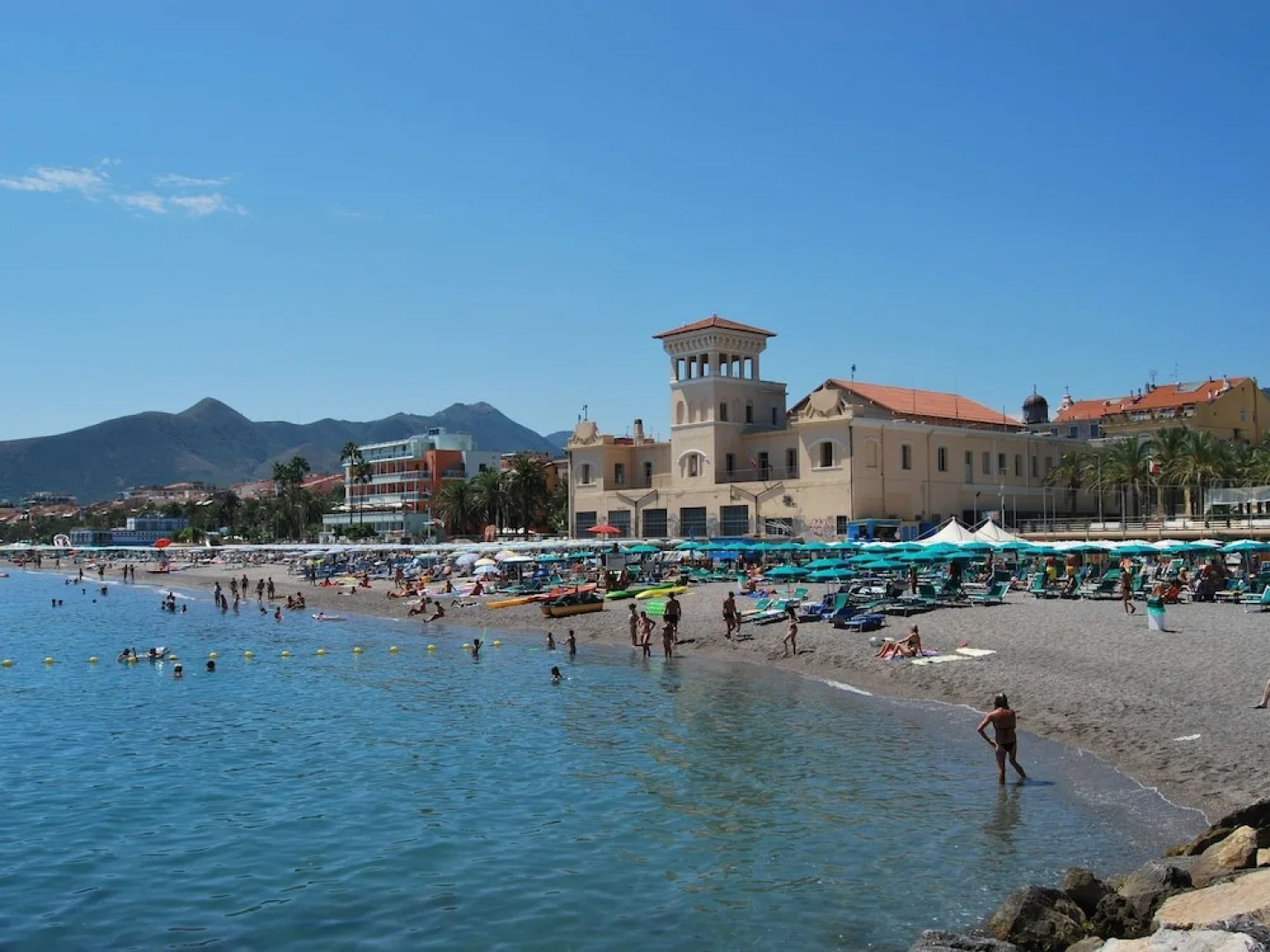 Well-kept Apartment With air Conditioning 1 km. From the sea