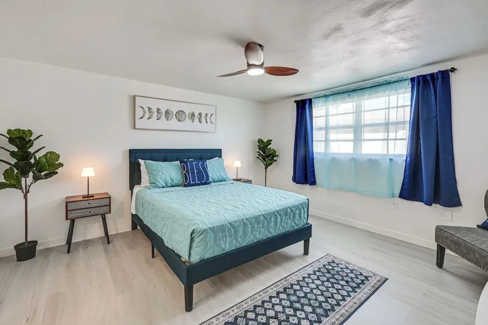 Sunset Views & Hot Tub: Lakefront Holiday Retreat!