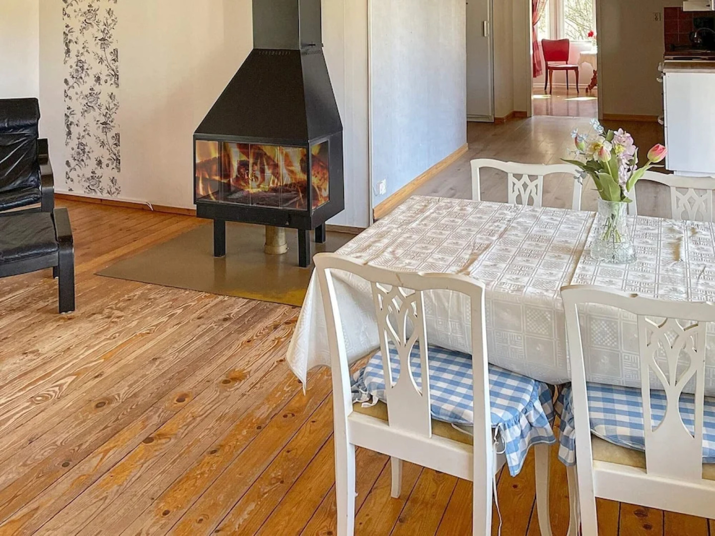 Lakefront Cottage in Torsebo