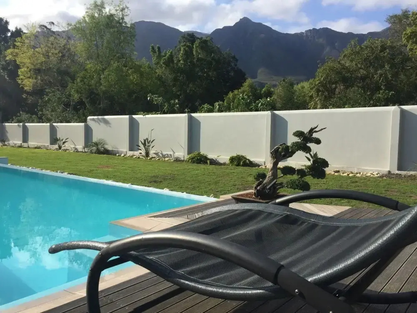 A Riverbed Guesthouse