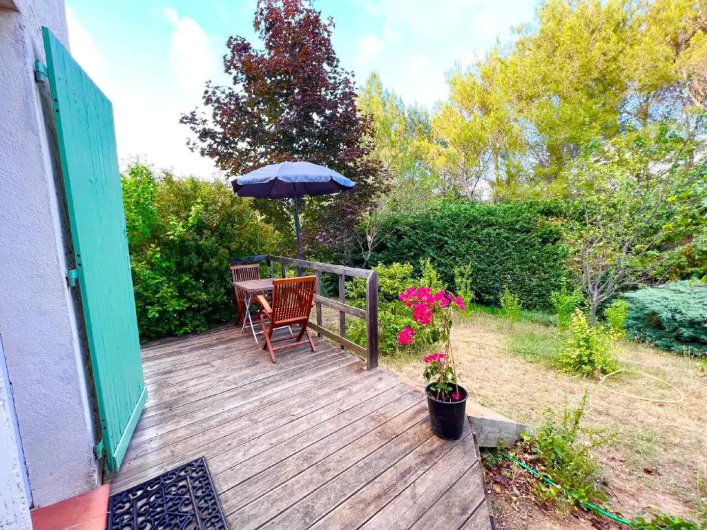 T2 avec terrasse arborée proche LOURMARIN