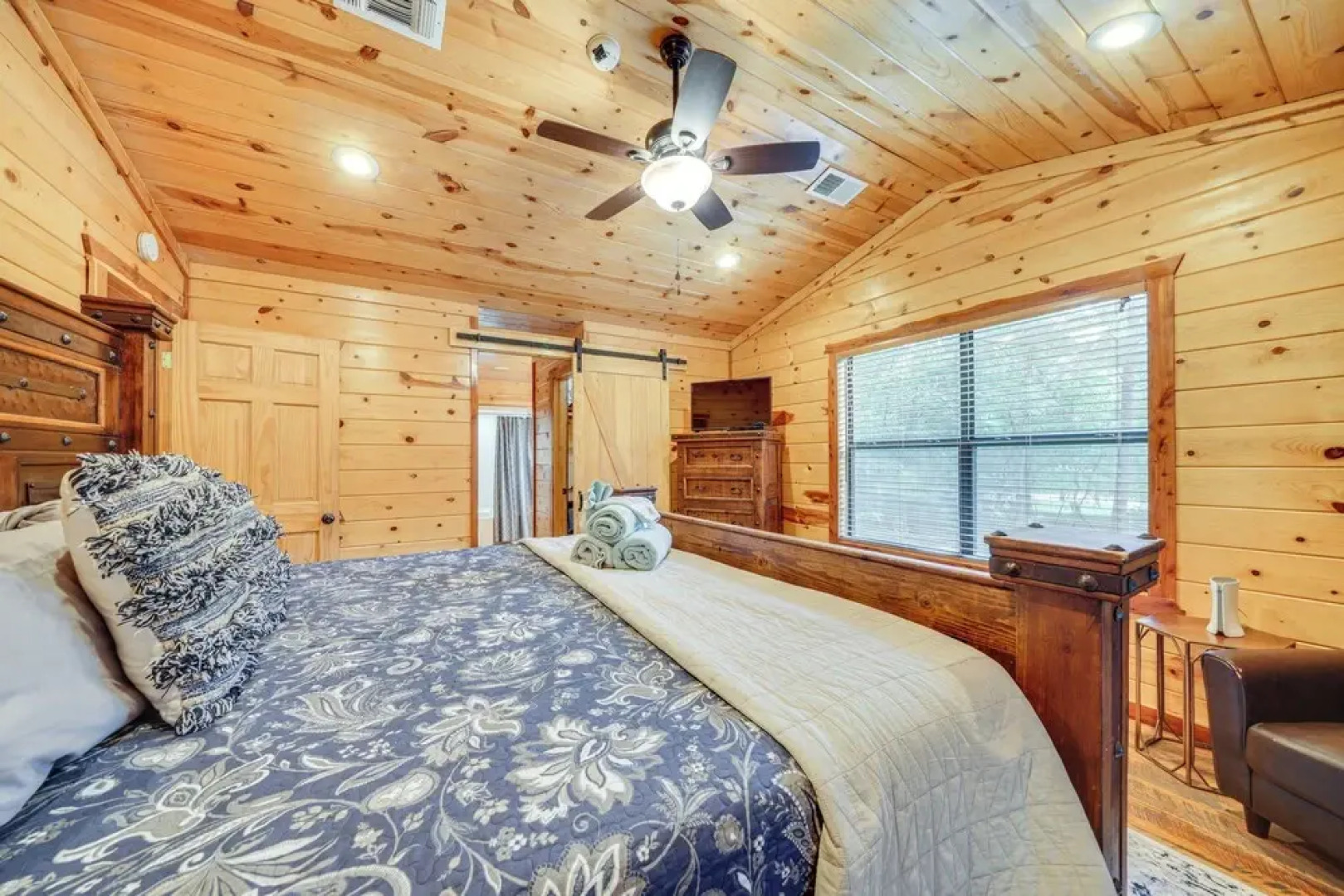 Cabin w/ Hot Tub & Wraparound Deck in Broken Bow!
