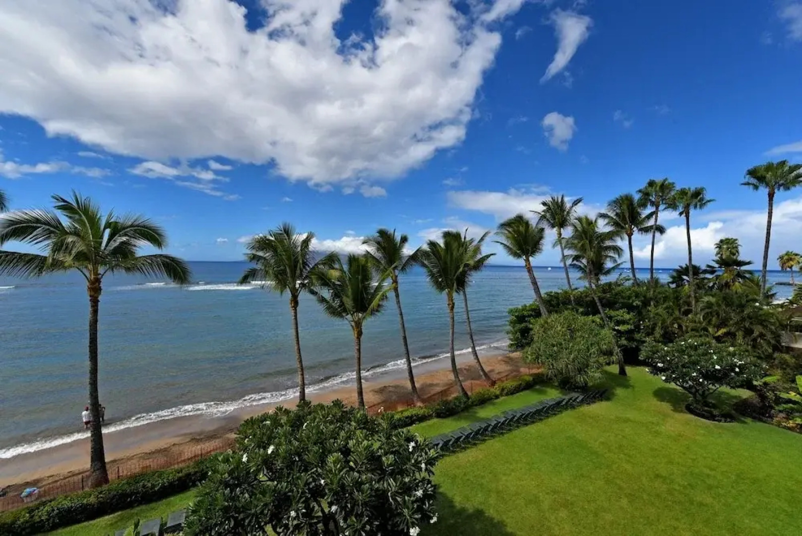 Lahaina Shores #425 Studio Bedroom Condo by RedAwning