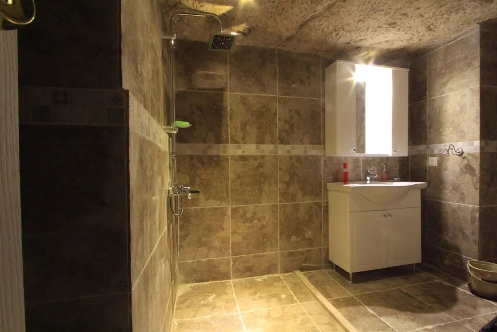 AkCave Suites & Resort