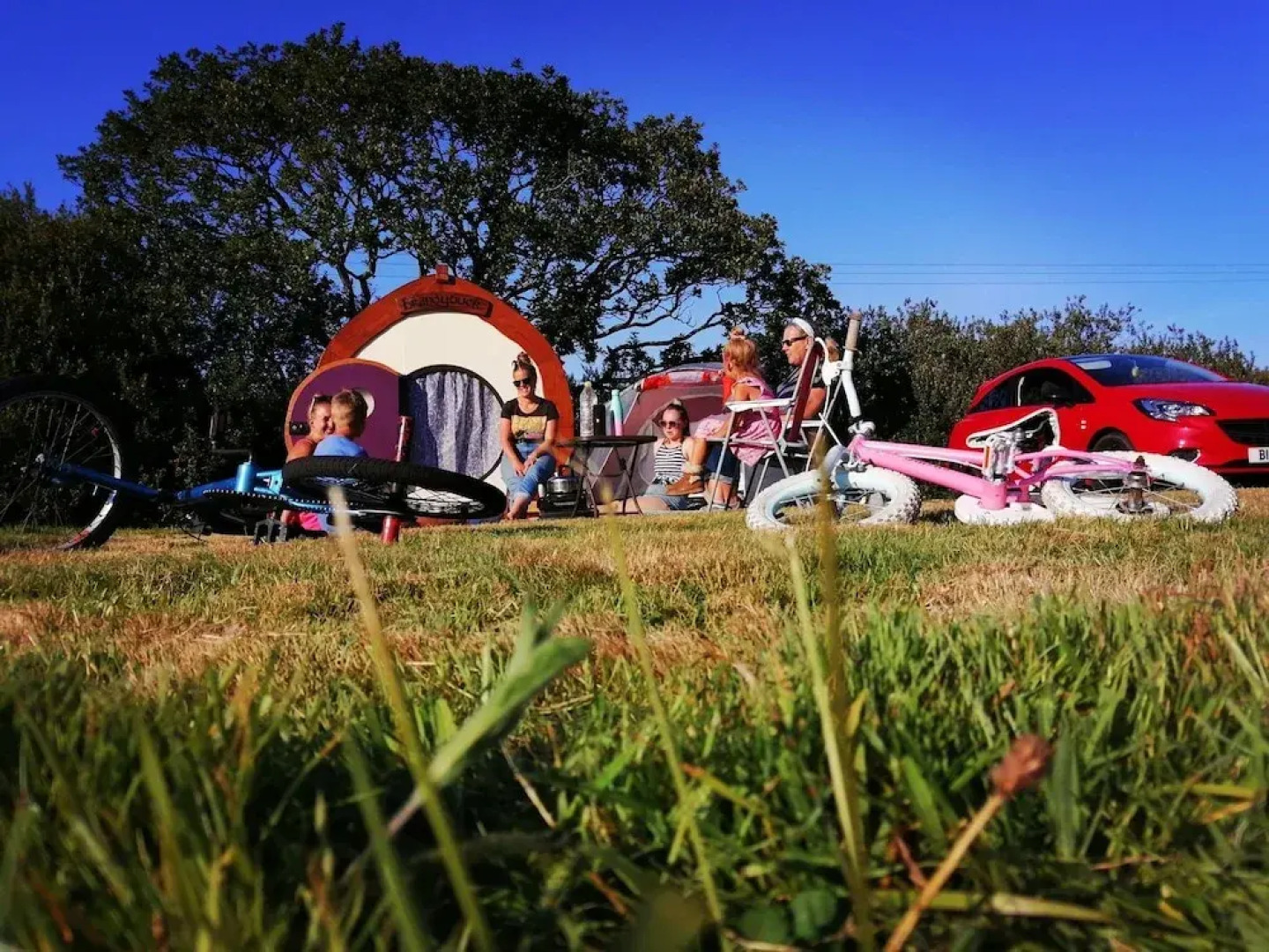 Secluded Meadow, Unique Shire Hut, Perfect Camping