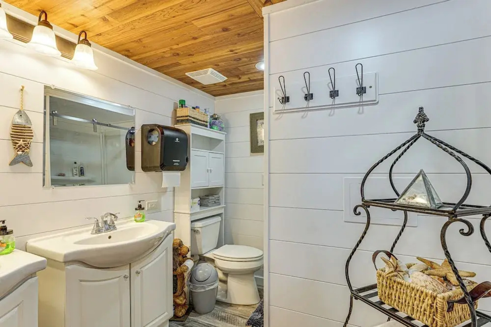 Lakefront Rocky Mount Main House w/ 3 Cabins!