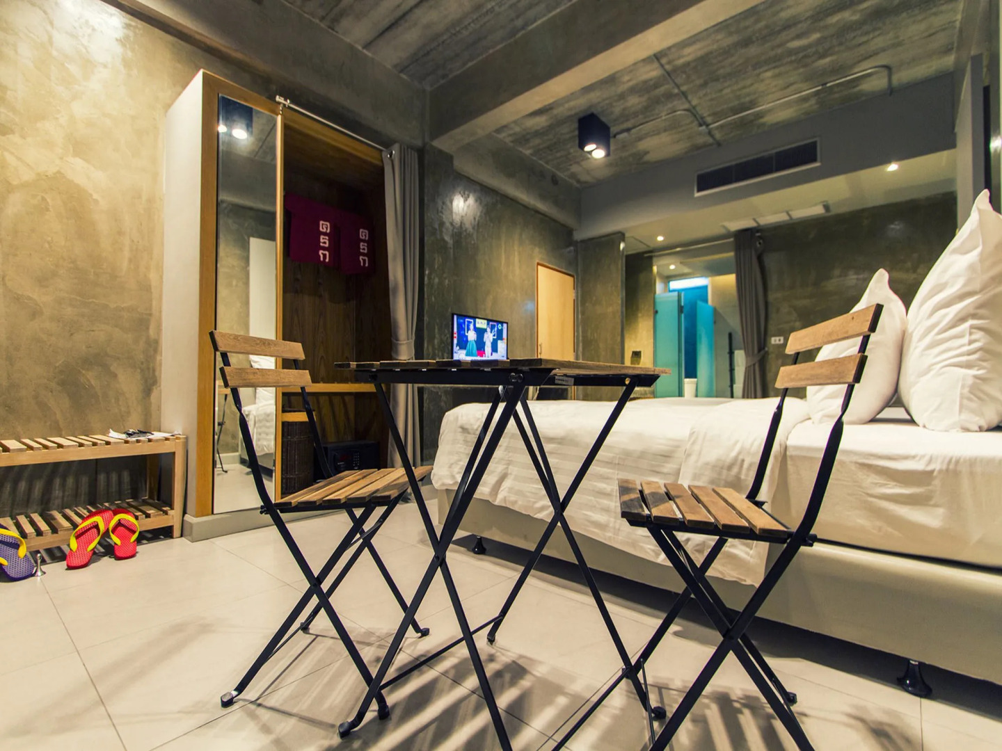 Kroque Boutique & Bistro