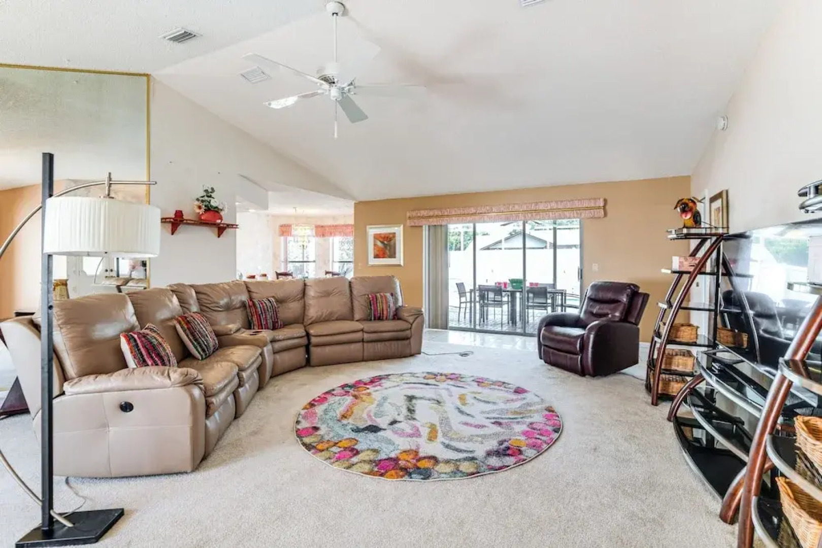 3 Mi to Weeki Wachee Springs SP: Poolside Oasis!