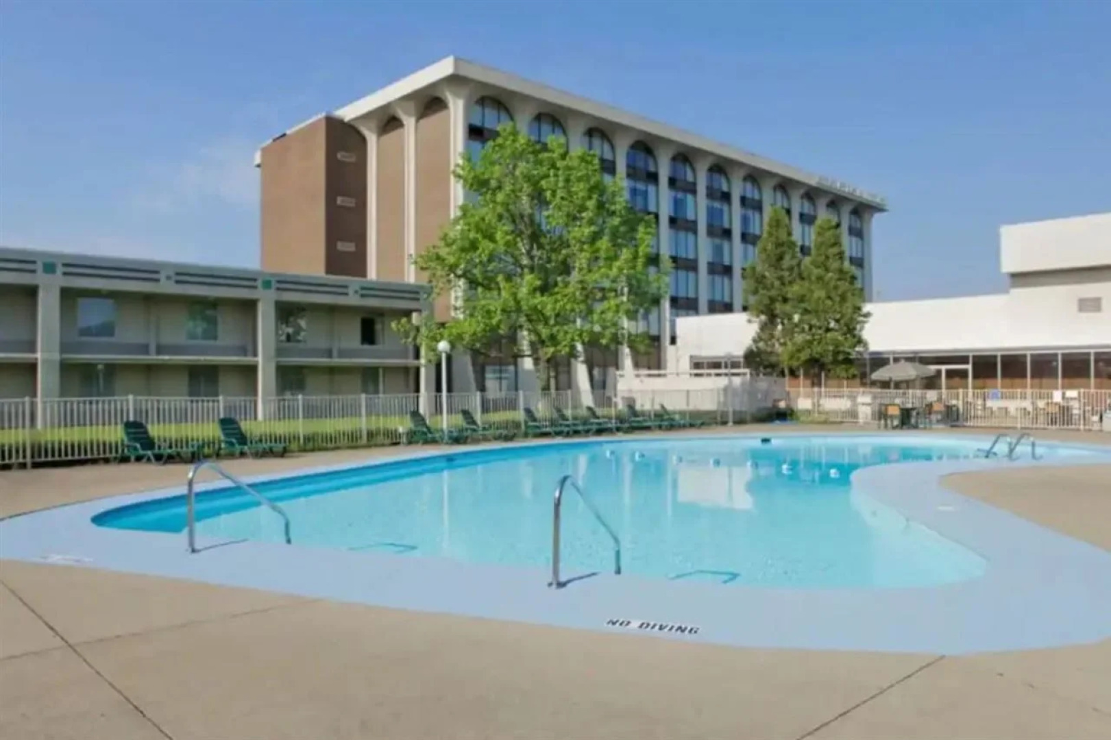 Days Inn & Suites by Wyndham Elyria