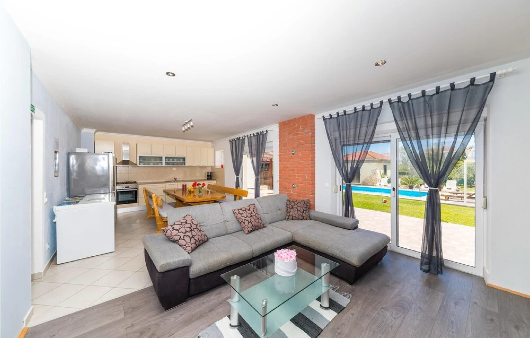 Beautiful Home in Kastel Luksic With Sauna, Wifi and 7 Bedrooms