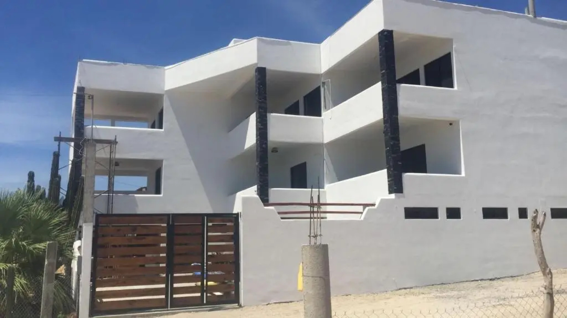 Casa Arrecife - Cozy Suite, Fast Wifi & Balcony! Beach is steps away!