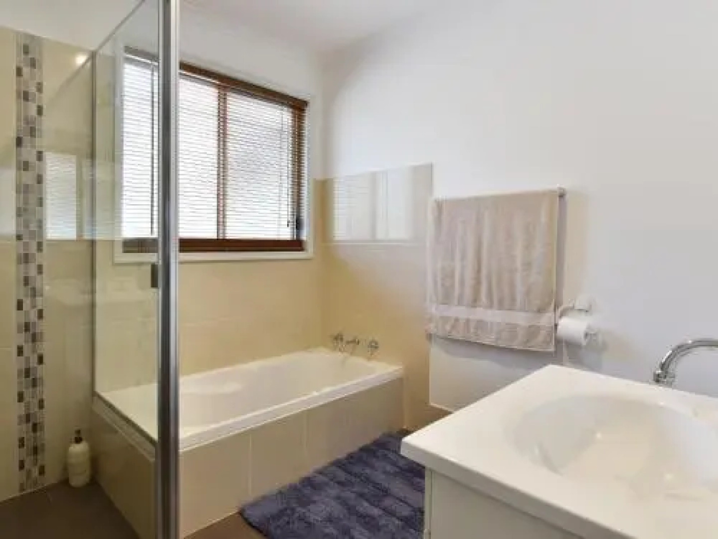 Kangaroo Cottage - cute Accom in bushland setting