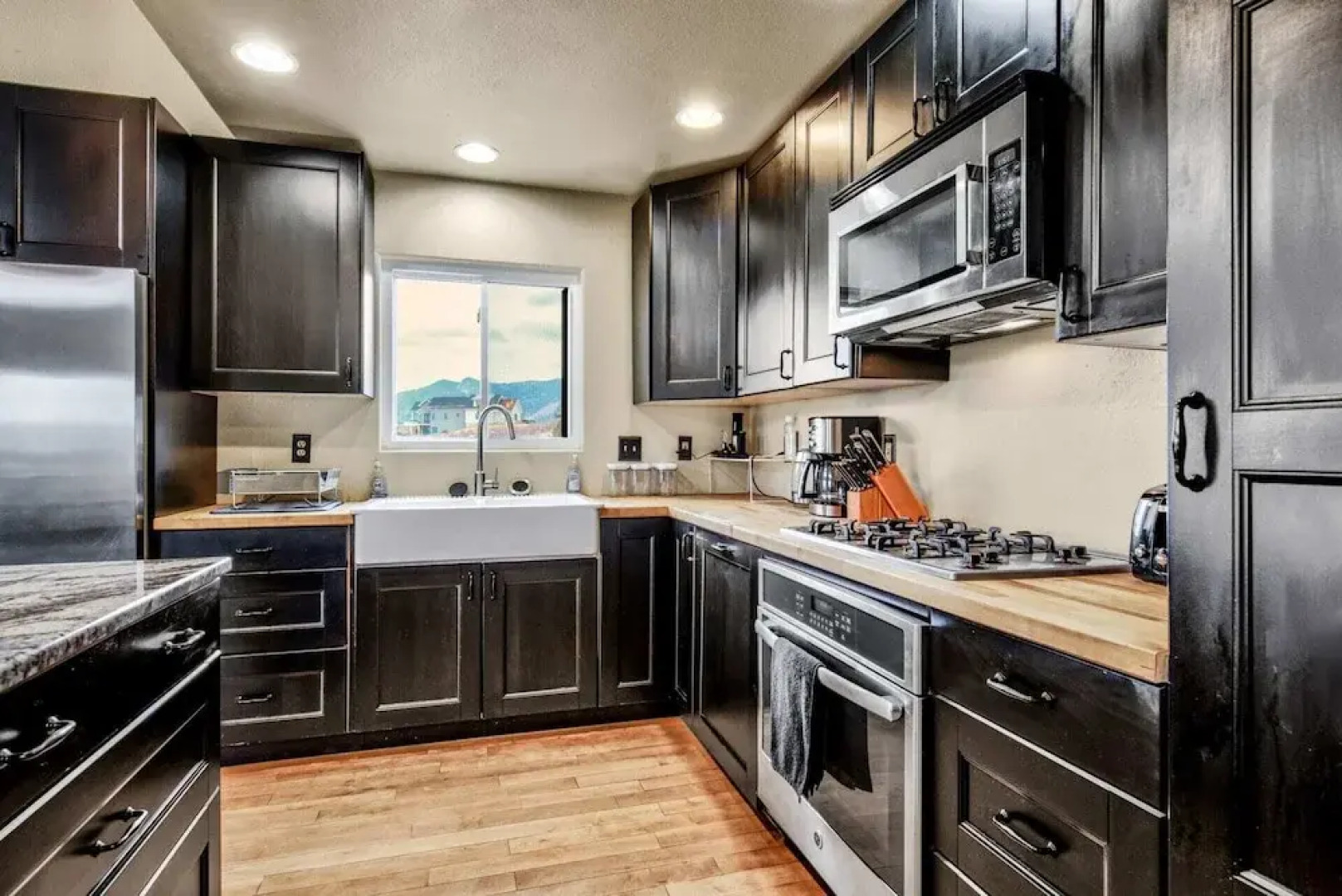 4brfireplace & Mountain Viewsdog-friendly & Hiking Nearby!