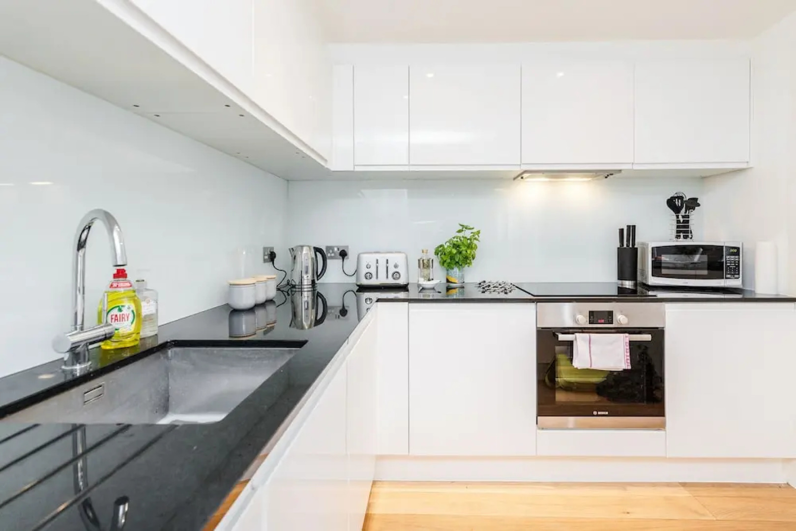 Large Windsor Apartment Free Parking Single or King Beds