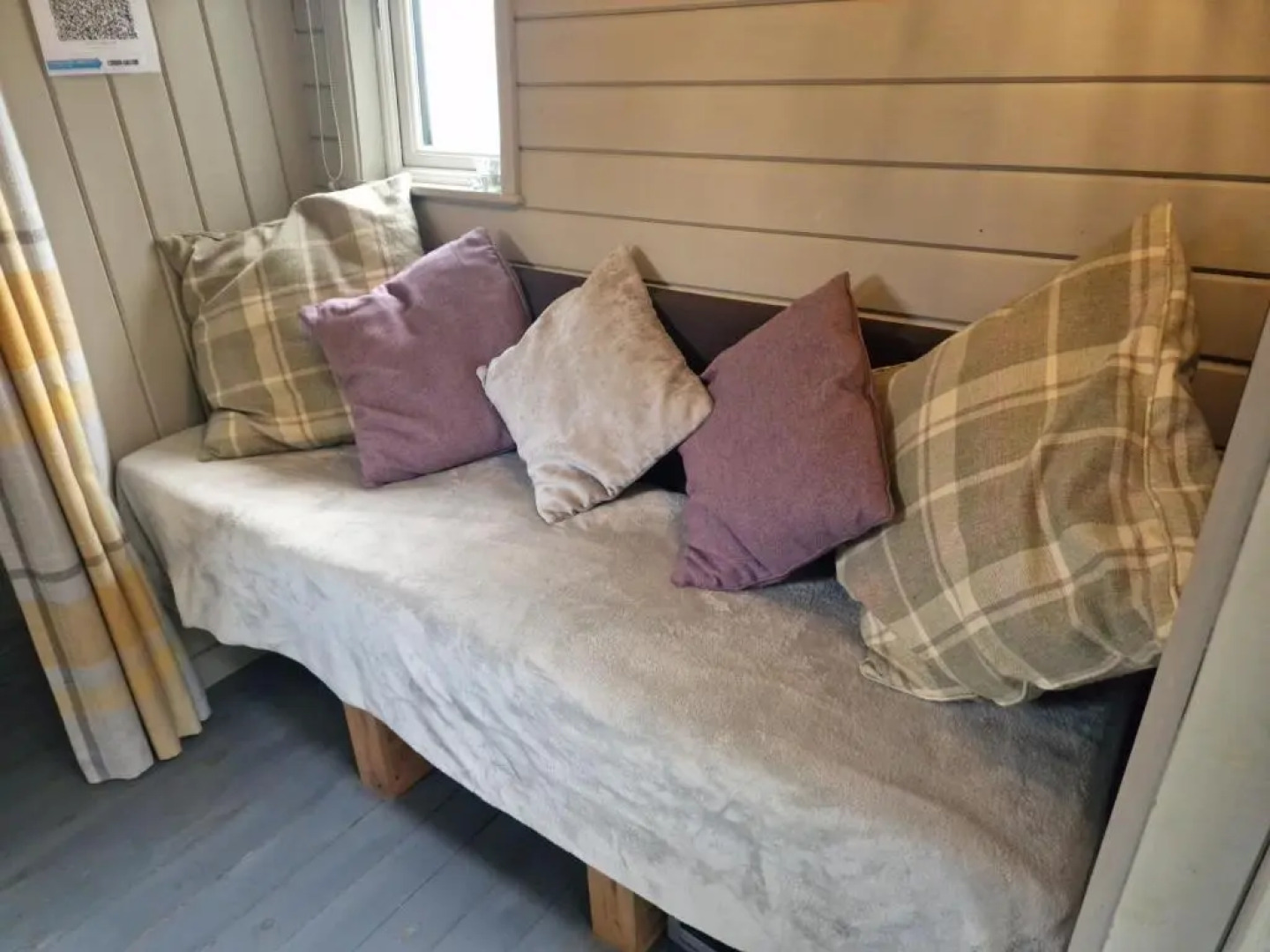 Cabin - Sleeps 2 hot tub & Parking