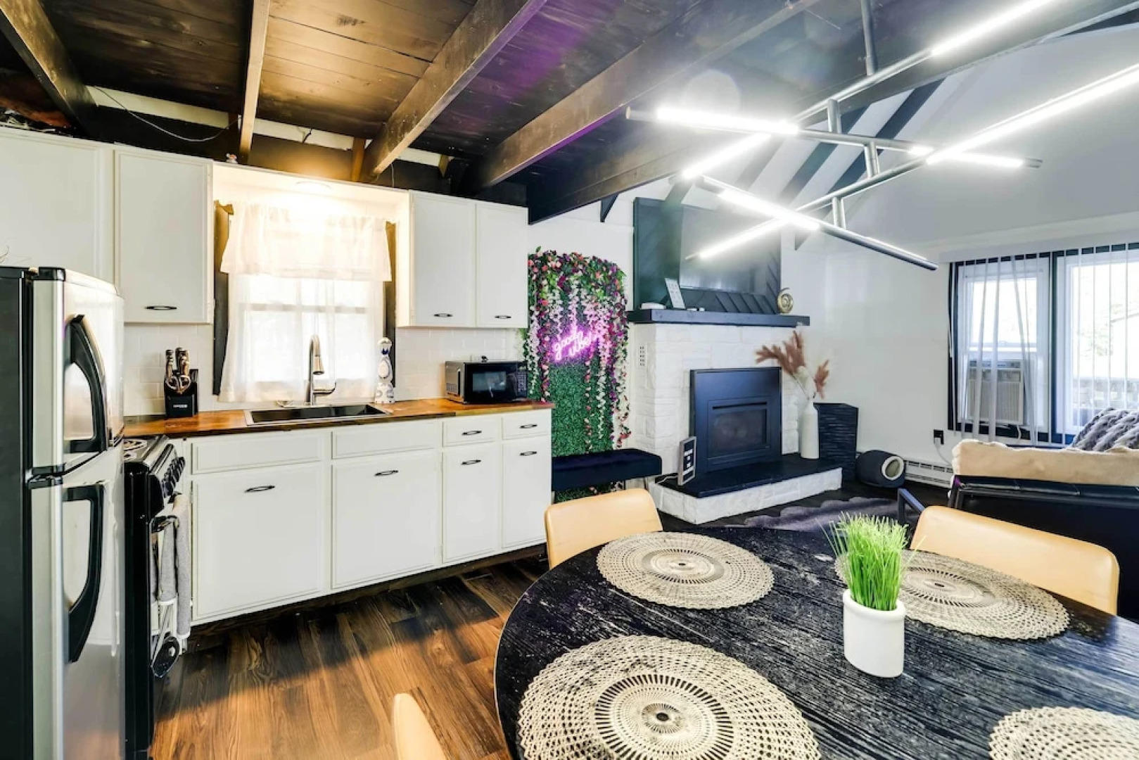 Pet-friendly Cabin w/ Hot Tub in Pocono Lake!