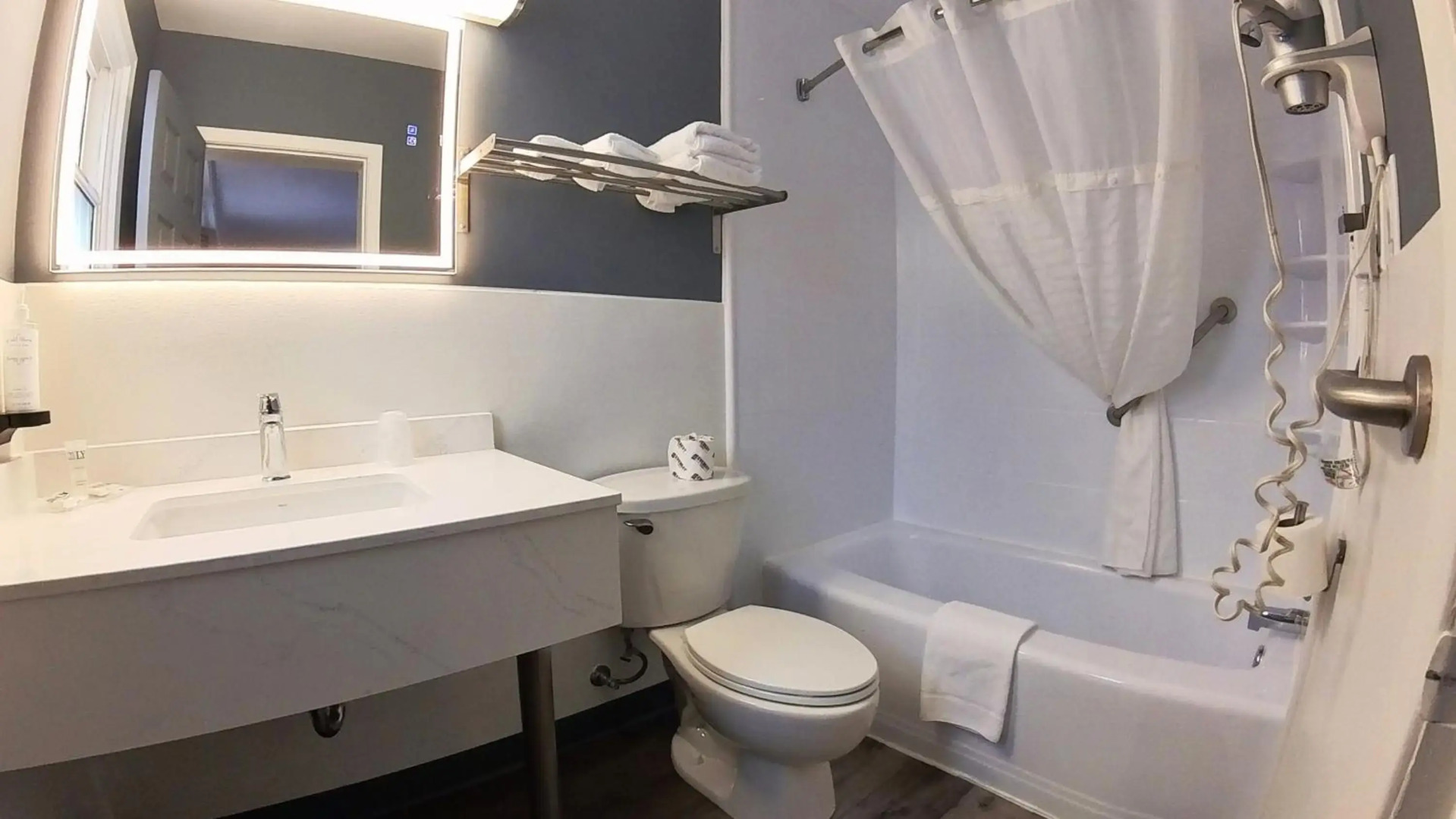 Moonlight Inn and Suites