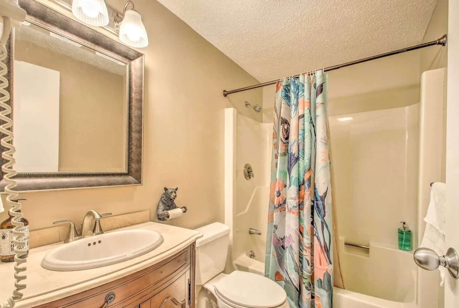 Ski Condo w/ Pool, Close to Story Land & Attitash!